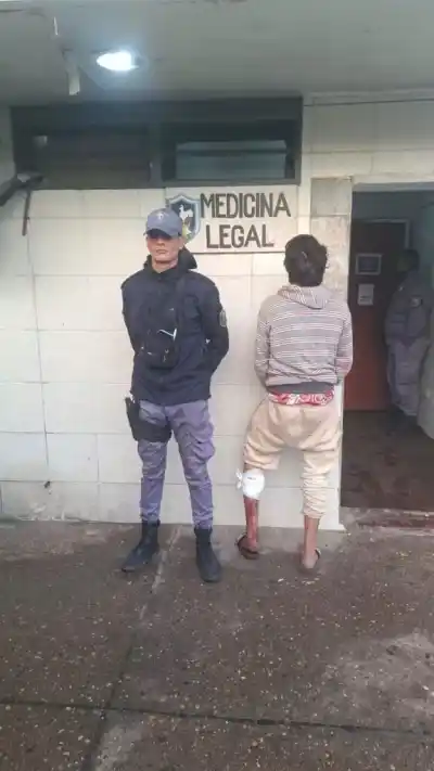 Le dispararon en el pecho y los médicos luchan por salvarle la vida: hay un detenido