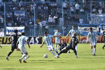El momento más emocionante del partido fue un pelotazo en la cabeza del árbitro