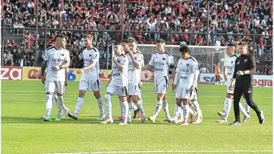 Silencio sepulcral en Colón: los jugadores se fueron sin dar la cara tras caer ante el último