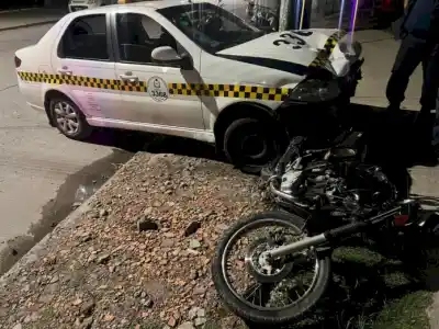 Joven motociclista sufrió politraumatismos tras colisión con taxi en Alderetes