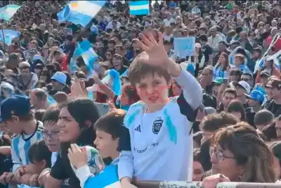 Volvió a su ciudad y los chicos lo recibieron como un héroe: la emotiva frase que le dedicaron