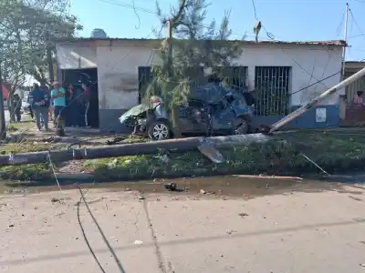 Un Honda Fit se subió a la vereda y el hallazgo de los vecinos heló a todos