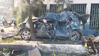 Un adolescente de 15 años manejaba un Honda Fit y se estrelló en avenida Independencia: una chica murió y él está grave