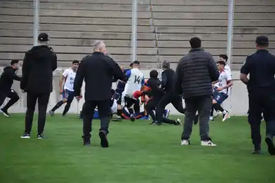 Golpes y patadas en la final de la Liga Nicoleña: un kinesiólogo terminó en el hospital