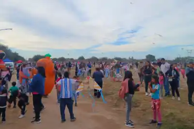 El cielo de San Pedro de Guasayán se llenó de color: la 16ª barrileteada que reunió a cientos de familias