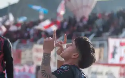El Globo se quedó con el clásico comodorense y ahora acecha a la cima