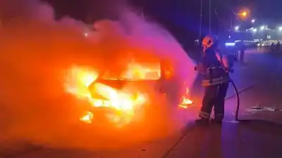 Llamas en la noche: un auto fue consumido por el fuego en el noroeste de Rosario