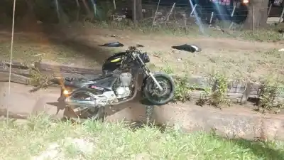 Un joven de 19 años cayó a un canal de desagüe tras chocar en moto: fractura y derivación urgente