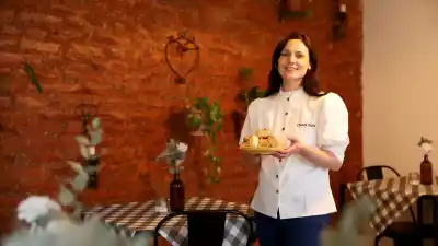 Dejó el petróleo por la cocina y ahora lleva su restaurante a las casas de Neuquén