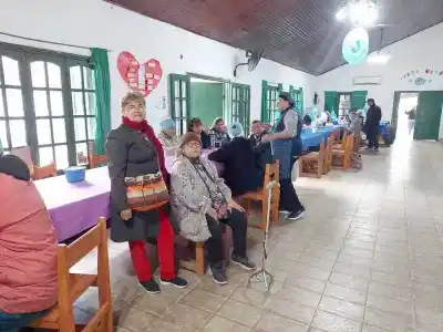 No solo pastillas: el plan de salud que llevan a los adultos mayores del barrio San Juan Bautista