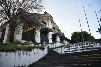 Cadenas y carteles de "prohibido pasar": el plan de un legislador para salvar el Complejo Avellaneda