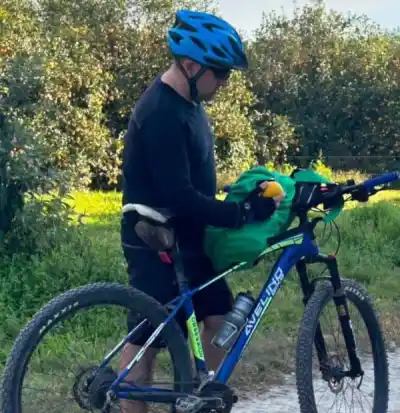 Una foto que enfureció a los bikers: denuncian robo de naranjas y temen que cierren todas las sendas