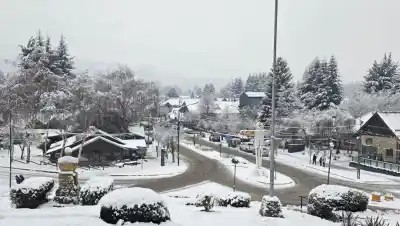 Ráfagas de 78 km/h, nieve y lluvia: el lunes más extremo del invierno en Neuquén y Río Negro