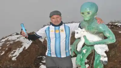 Nieve, niebla y un ET de dos metros: así es el mirador más grande de Neuquén en pleno invierno