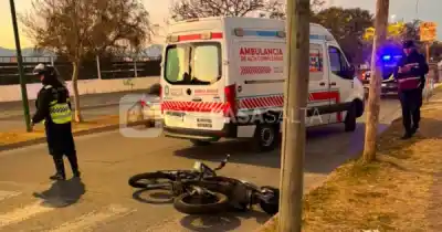 Chocó contra una moto y escapó: la insólita maniobra del conductor