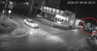 Iban a apagar un incendio y terminaron volcando: el video del insólito accidente
