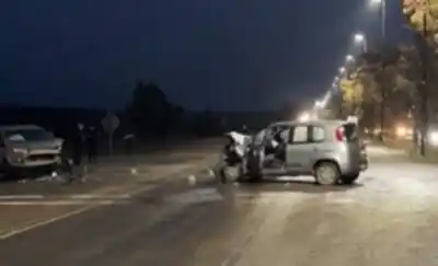 Se estrellaron en la rotonda de Los Lobos: dos heridos y un caos vehicular en Rawson