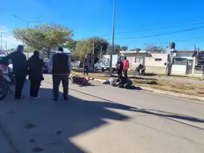 Se abrió la puerta de un auto y una motociclista terminó inconsciente en el asfalto