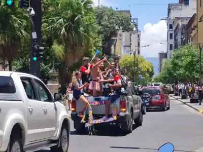 Caos en el microcentro tucumano por los festejos de recibidas: vecinos y conductores denuncian colapso total