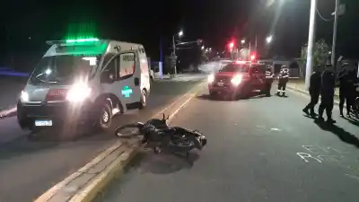 Perdió el control de su moto en pleno centro y terminó hospitalizado con graves lesiones