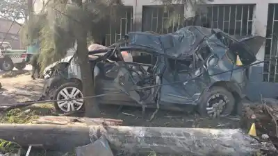 Un Honda Fit se estrelló contra postes en Avenida Independencia: una adolescente murió y el conductor está grave