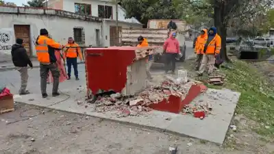 Demolieron una casilla en el macrocentro: era un punto de consumo que aterraba a los vecinos