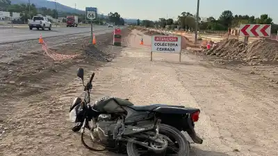 Perdió el control en la colectora y la fatalidad lo encontró sin casco