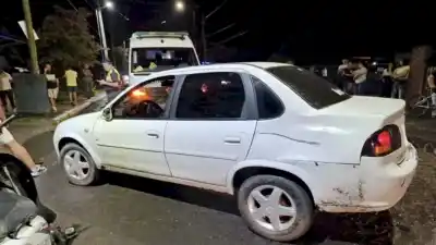 Choque en Santa Lucía: dos jóvenes en moto sin patente terminaron graves tras ser embestidos