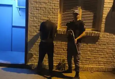 Lo sorprendieron en el patio de su casa con su hijo de 3 años en brazos y lo detuvieron