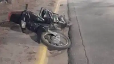 Tragedia en Jujuy: un joven murió al derrapar con su moto en una zona de obras