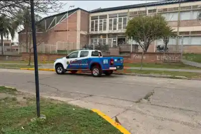 Robo en una escuela de Paraná: se llevaron notebooks y una guitarra y causaron destrozos