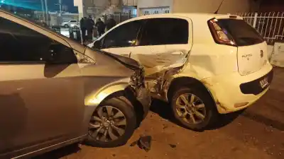 Chocó dos autos manejando un remis y el alcoholímetro no dejó dudas: positivo