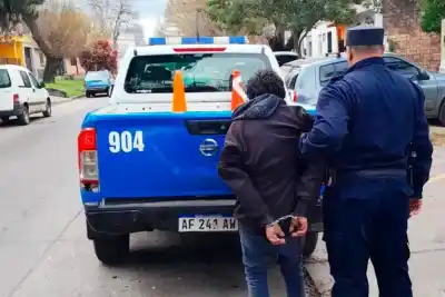 Lanzó piedras contra casas y autos en Paraná: lo que encontró la policía al llegar