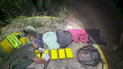 Gendarmería incauta más de 5 kilos de cocaína abandonada en las vías de Tucumán