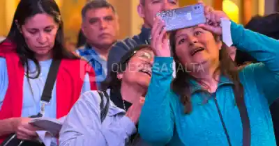 Pañuelos al cielo y lágrimas de emoción: las postales que dejó la entronización del Milagro