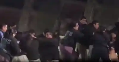 Golpes y gritos en una plaza de Salta: la disputa entre puesteros que terminó en una batalla campal