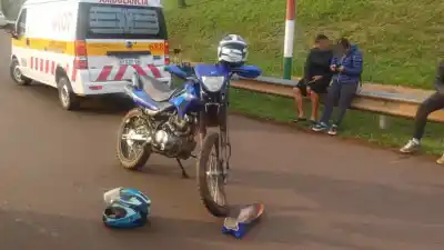 Impacto en el acceso a Garupá: motociclista de 47 años terminó hospitalizado tras chocar contra un auto
