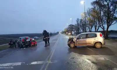 Chocaron en la Ruta 25: la conductora de un Fiat Uno terminó con fractura expuesta