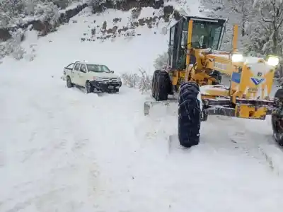 80 operarios contra la nieve y el barro: el mapa de rutas que complica la Zona Andina