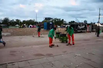 El verdadero show post recital: más de 500 operarios limpiaron el Parque Urbano tras Abel Pintos