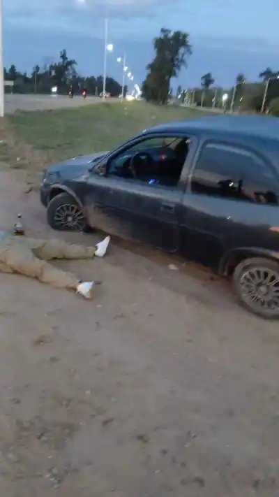 Hallaron a un hombre tirado al costado de la ruta con el auto destrozado: ¿qué pasó?