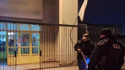 Escalaron hasta el techo de una escuela en Campo Verde: lo que encontraron los dejó helados