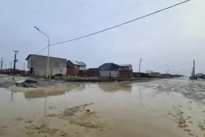 El deshielo convierte calles en lagunas: la odisea de los vecinos de Río Gallegos para salir de sus barrios