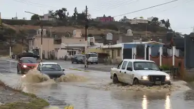 El agua no da tregua en Caleta Olivia: calles convertidas en lagunas y vecinos piden ayuda