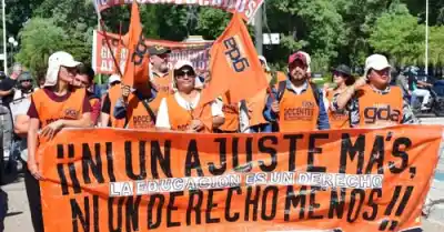 Docentes formoseños marchan a Casa de Gobierno: "Estamos a dos millones de la dignidad salarial"