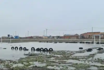 Vecinos del Bicentenario, aislados por el agua: piden soluciones y donaciones