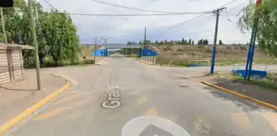 Huyó de un control, atropelló a un inspector y terminó chocando contra otra moto