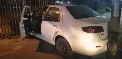 Asaltaron a un conductor a punta de pistola, atropellaron a dos personas y terminaron estrellados contra un muro