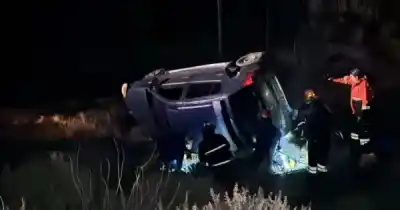 El sargento vio todo: el dramático vuelco que dejó a una mujer atrapada en la Ruta 3