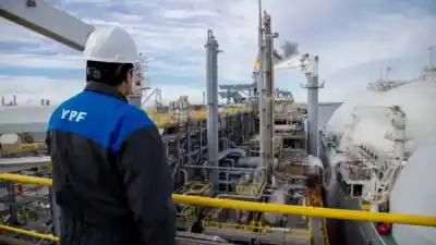 YPF avanza en Vaca Muerta: busca licencia ambiental para 12 pozos del megaproyecto Argentina LNG